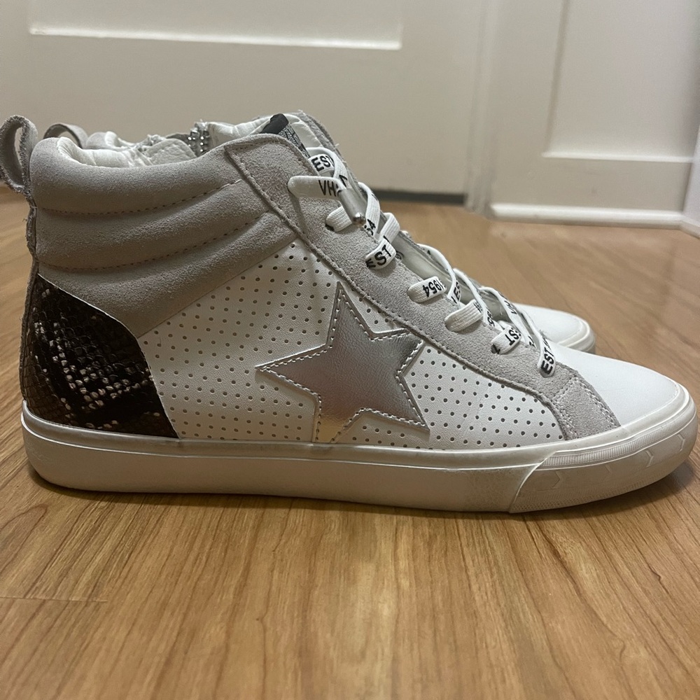 Saks 5th Ave. Vintage Havana white/snakeskin shoes; size 9